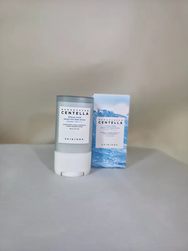 ضد آفتاب استیکی هیالوسیکا سنتلا اسکین1004 (SKIN1004 Madagascar Centella Hyalu-Cica Silky-Fit Sun Stick 20g)